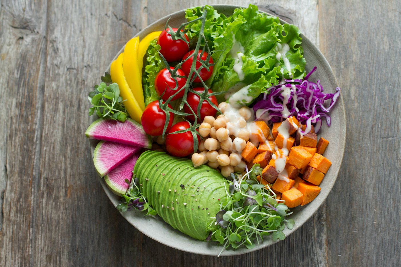 Bowl of salad with vegetables, chickpeas and avocado